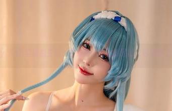 Tiny Asa空姐的生活：清洁舱内杂物的同时，也收割了眼球